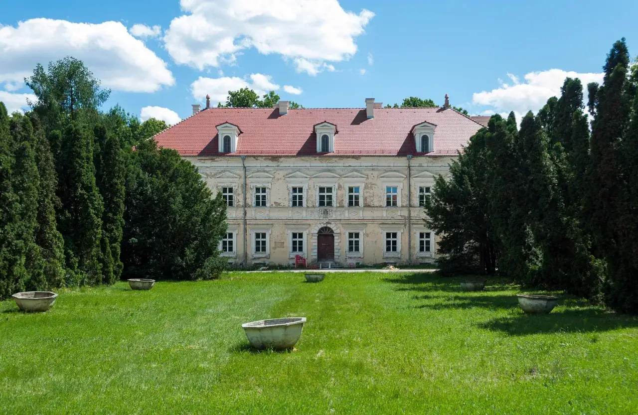 Pałac w Konarzewie sprzedany: nowa właścicielka przywraca historyczny blask