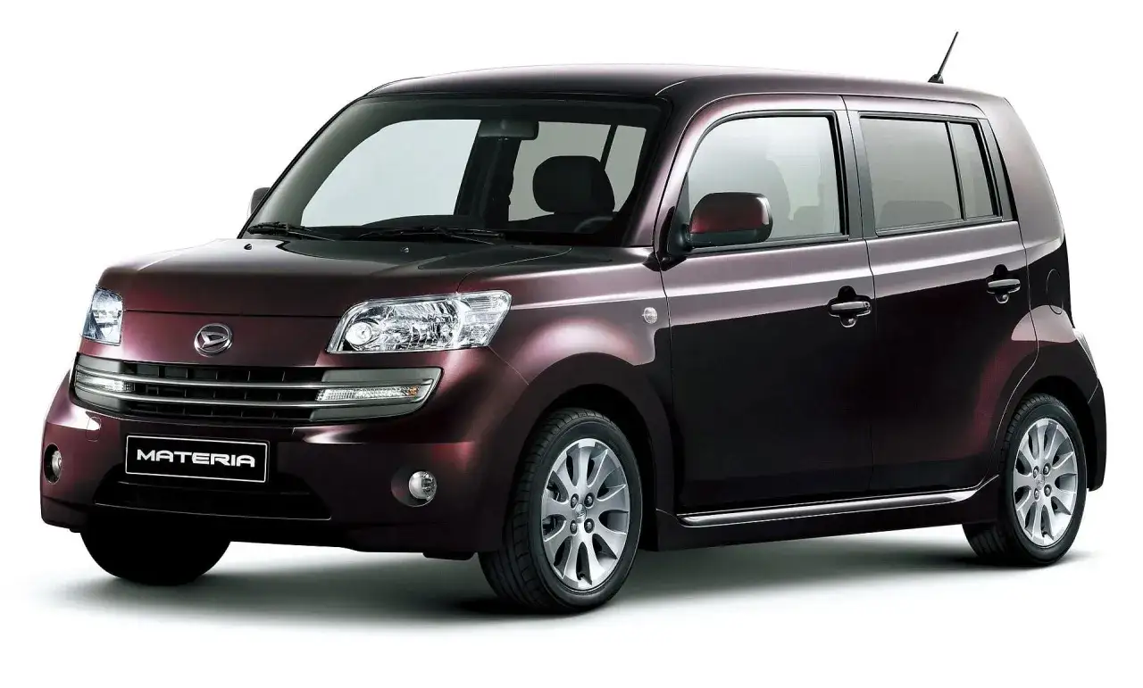 Elegancki, bordowy Daihatsu Materia z chromowanymi listwami i felgami, prezentujący swoją unikalną sylwetkę.