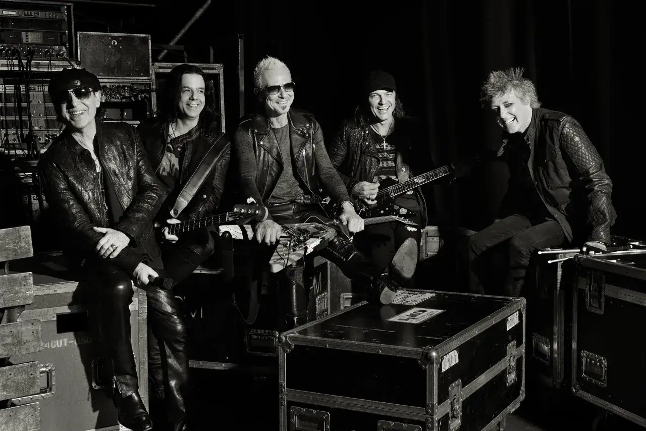 Zespół Scorpions, mistrzowie rockowych ballad i piosenek o miłości, w czerni i bieli, gotowi na koncert.