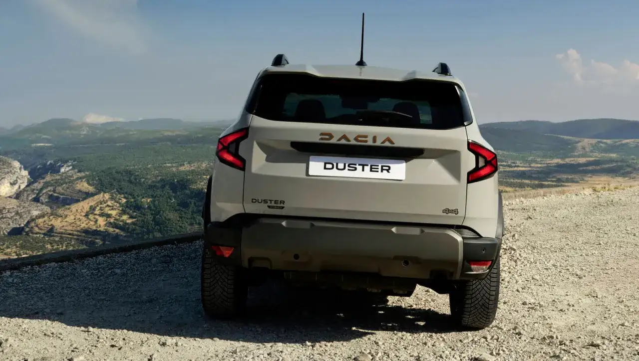 Tył nowego Dacia Duster 2025 z napędem 4x4 na górskiej drodze.