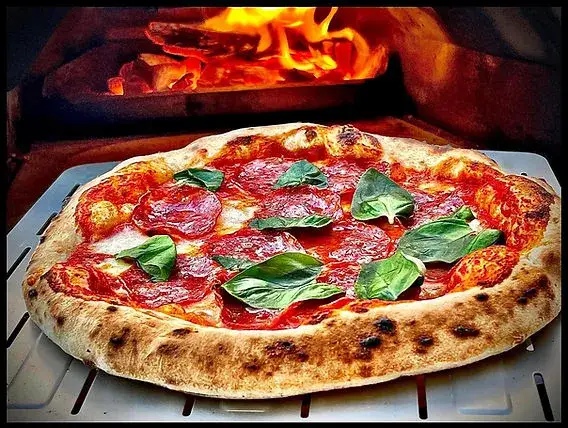 Pizza Napolitaine maison : Le secret d'une pâte et cuisson parfaites