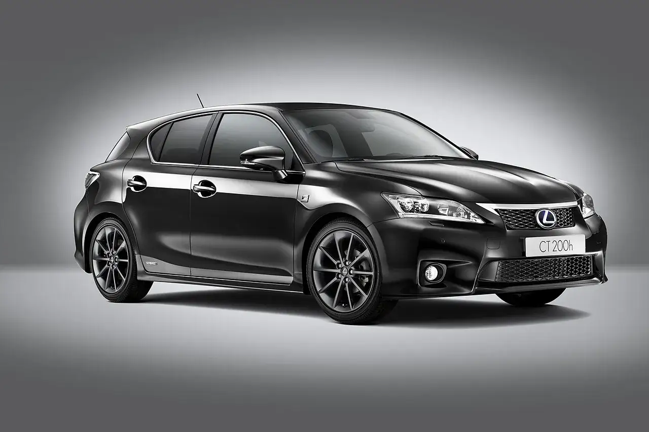 Elegancki, czarny Lexus CT200h z przyciemnianymi felgami, prezentowany na szarym tle.
