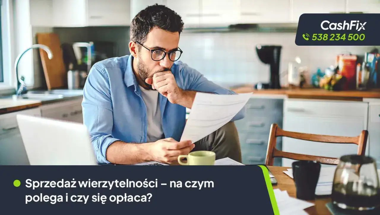 Mężczyzna analizuje dokumenty, zastanawiając się nad sprzedażą długów. Firma CashFix oferuje pomoc.