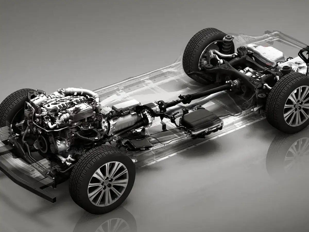 Szkielet samochodu z silnikiem i elementami układu napędowego. Widoczny jest system mild hybrid, podkreślający nowoczesną technologię.