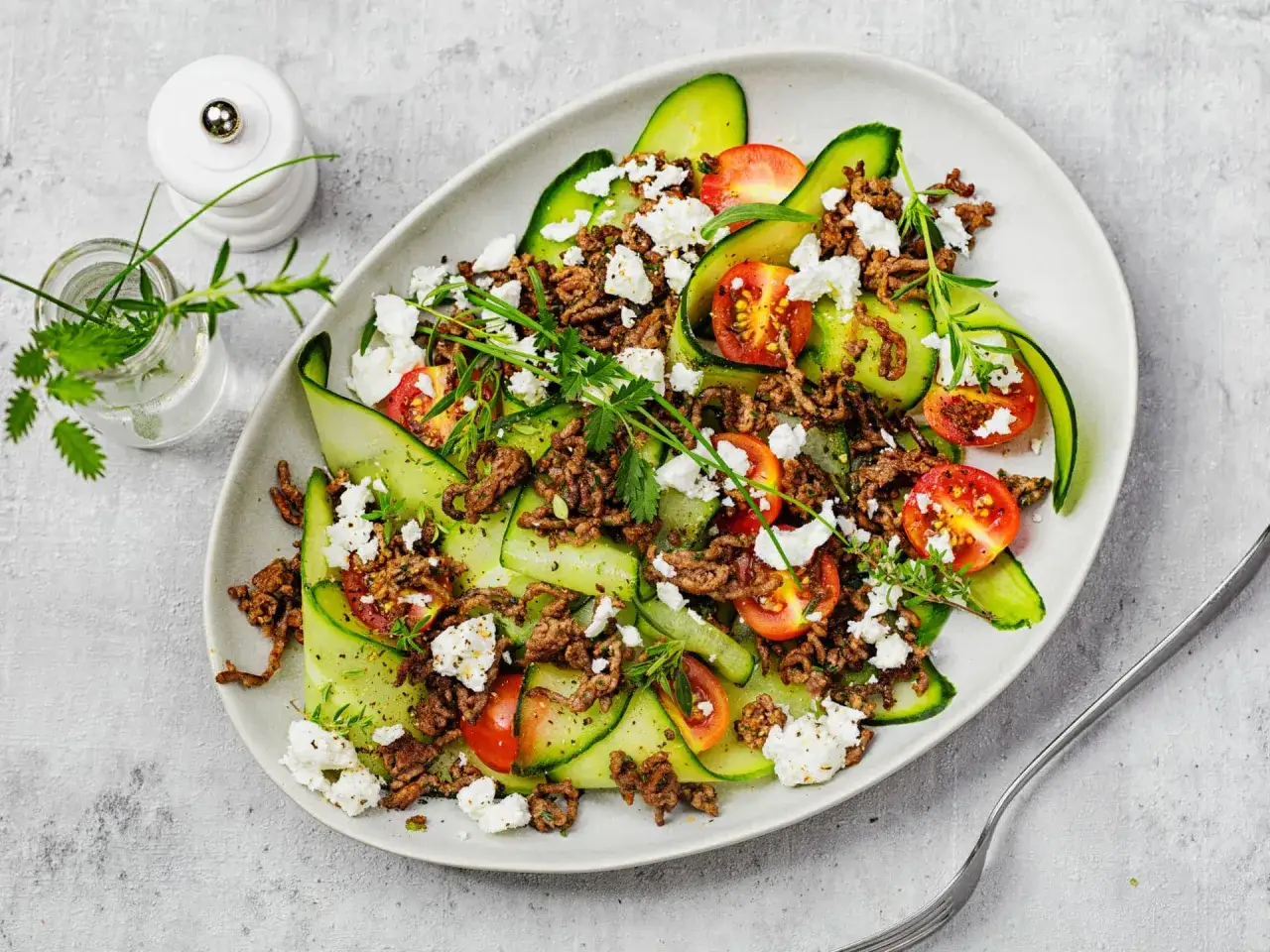 Bunter Salat mit Hackfleisch, Gurkenbändern, Tomaten und Feta. Ein leckeres Gericht für Low Carb Hackfleischgerichte.