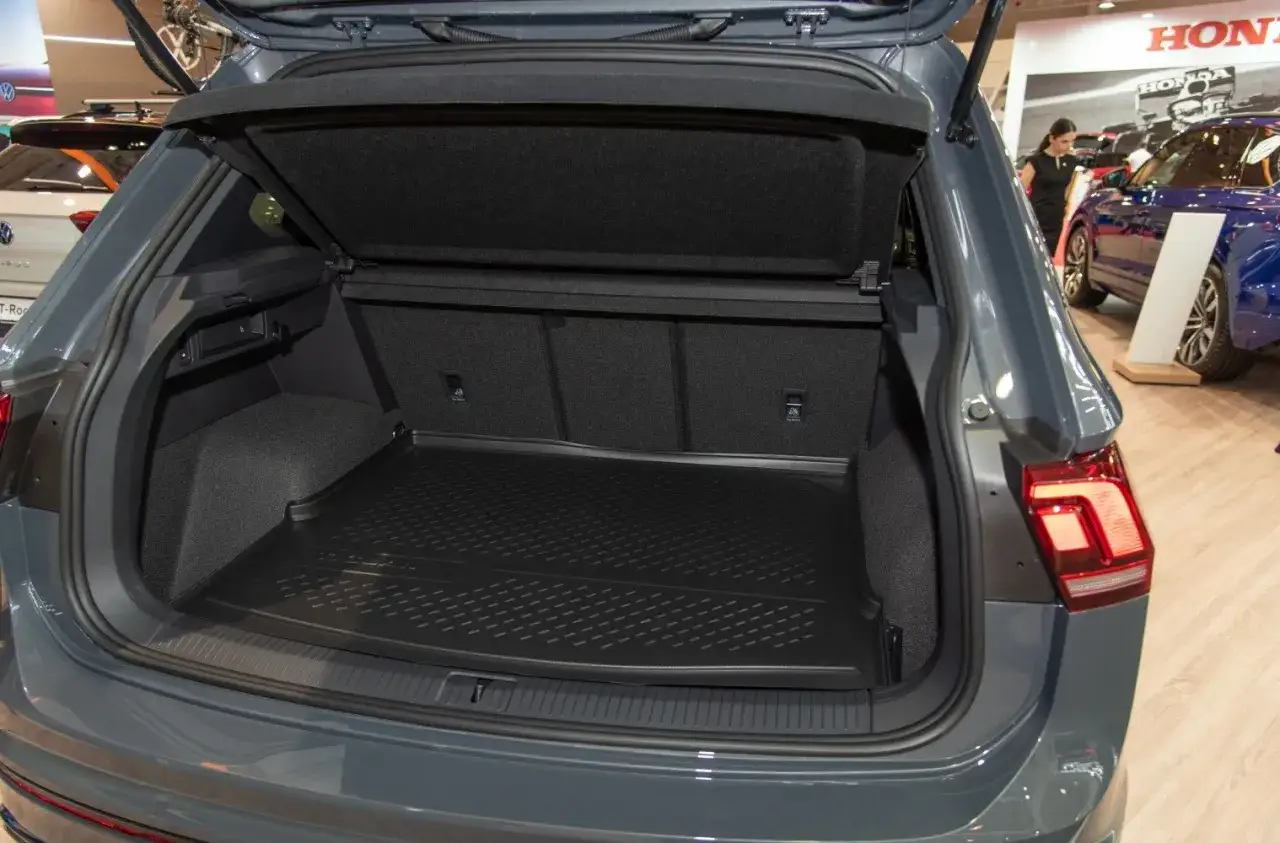Bagażnik Volkswagena Tiguana z gumową matą. Sprawdź, jak praktyczne są tiguan wymiary dla Twoich potrzeb.