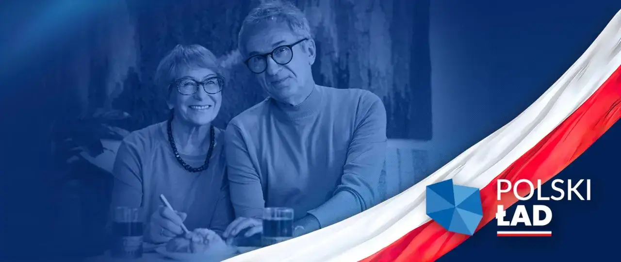 Uśmiechnięta para seniorów przy stole, obok symbol "Polski Ład" i biało-czerwona flaga.