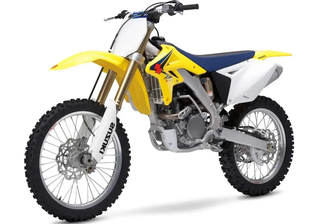 Żółto-biały motocykl enduro z niebieskim siedzeniem na białym tle.