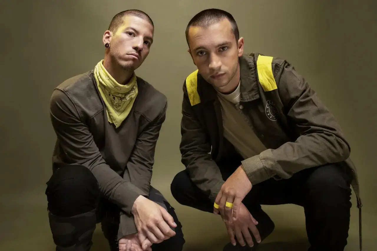 Tyler Joseph i Josh Dun, duet znany z tworzenia wyjątkowych twenty one pilots utworów, pozują w charakterystycznych strojach.