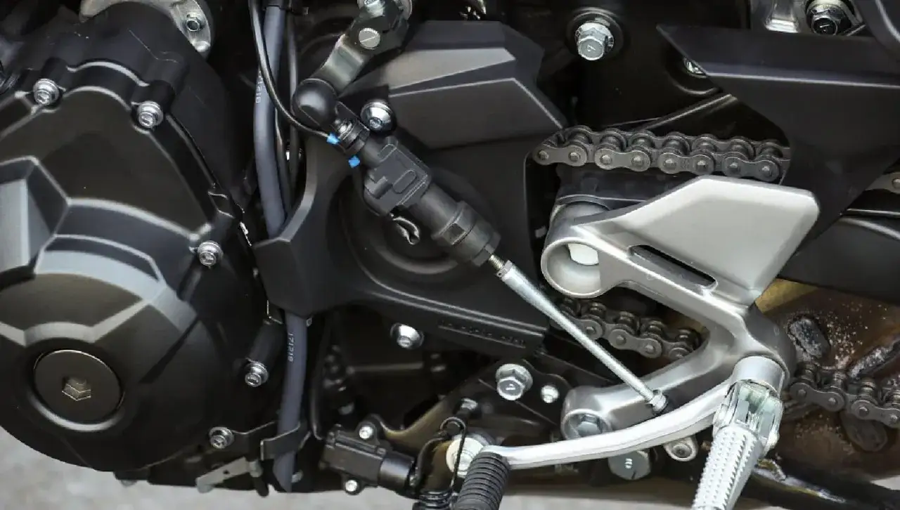Mechanizm quickshifter w motocyklu. Pozwala na błyskawiczną zmianę biegów bez sprzęgła.