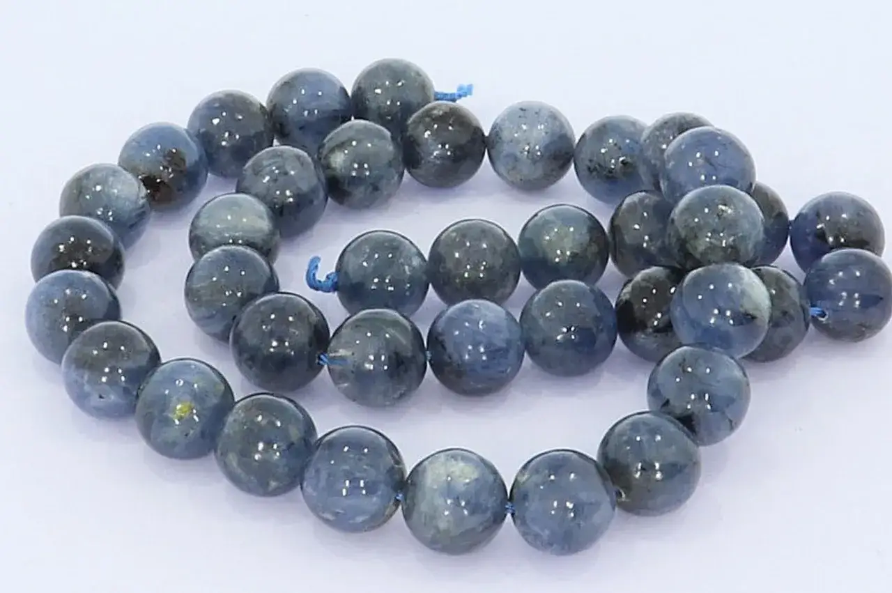 Eine Kette aus blauen, kugelförmigen Steinen mit schimmernder Wirkung.
