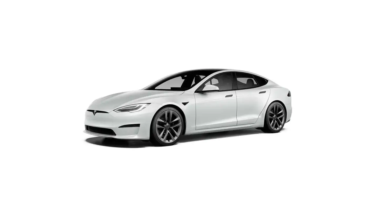 Biała Tesla Model S na białym tle. Sprawdź aktualną tesla cena i możliwości tego elektrycznego sedana.