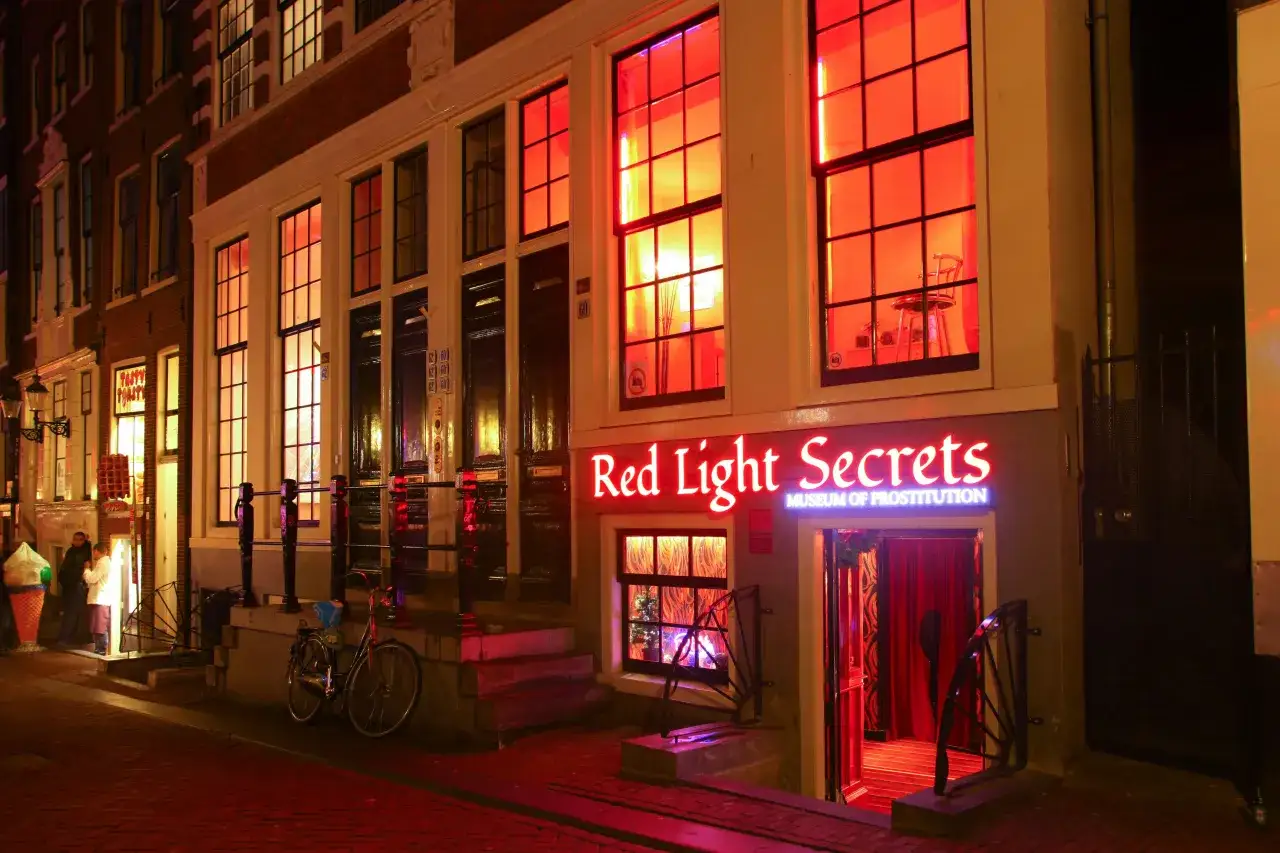Neonowy szyld "Red Light Secrets Museum of Prostitution" nad wejściem do muzeum seksu w Amsterdamie.