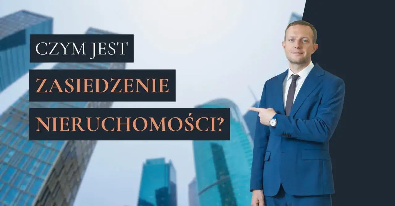 Mężczyzna w garniturze wskazuje na tekst "CZYM JEST ZASIEDZENIE NIERUCHOMOŚCI?", na tle nowoczesnych budynków.