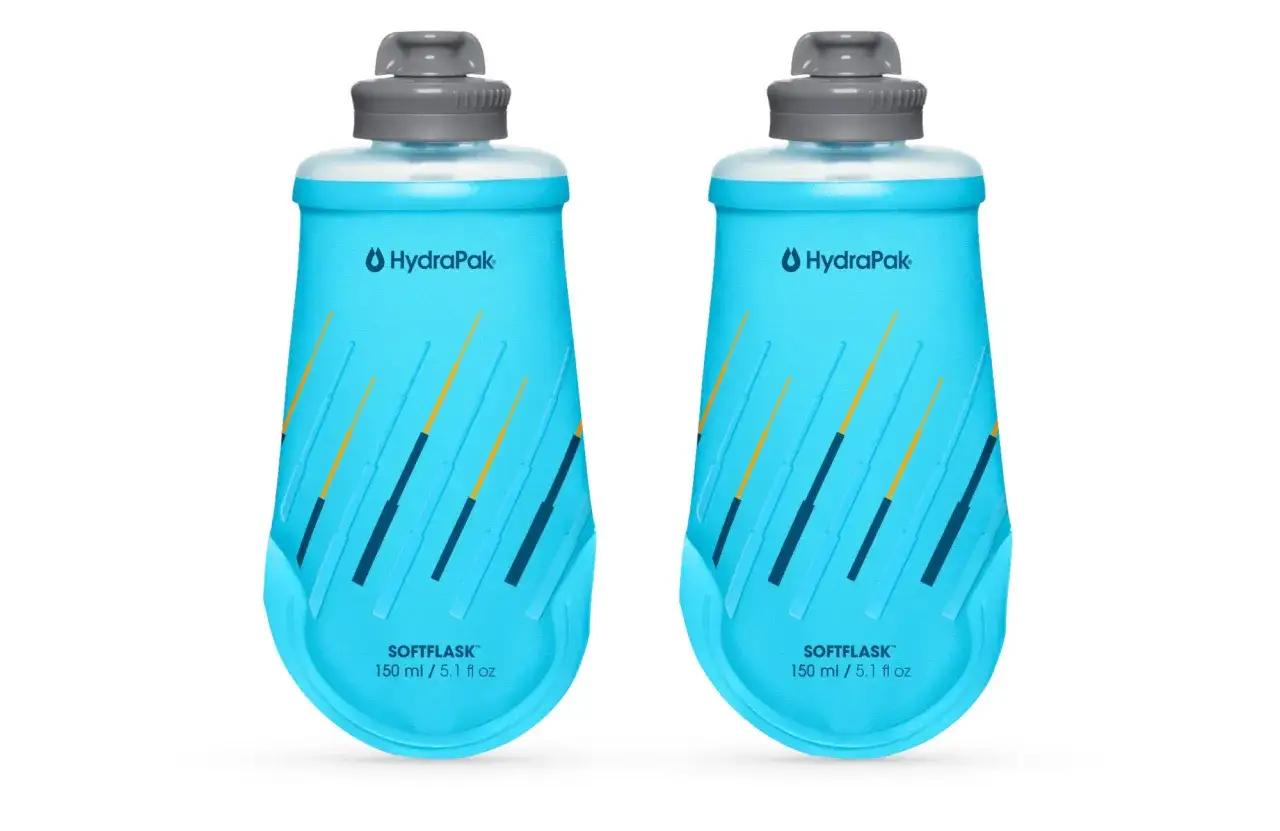 Dwie niebieskie butelki do biegania HydraPak Softflask 150 ml, idealne na długie trasy.