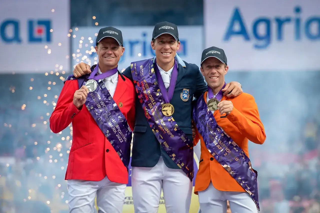 Henrik von Eckermann z kolegami na podium, z medalami i szarfami Mistrzostw Świata 2022.
