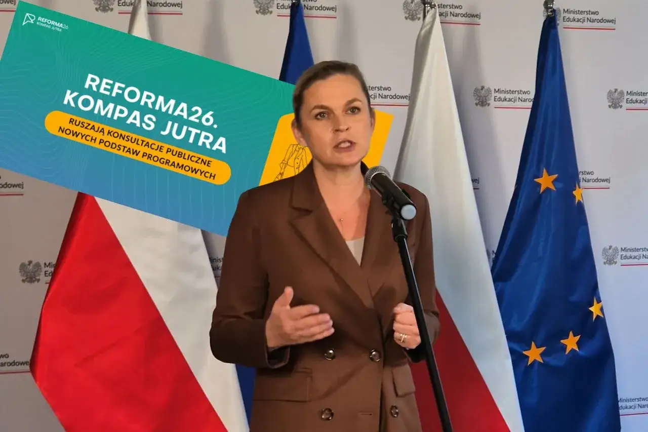 Kobieta przemawia na tle flag. Grafika "REFORMA26. KOMPAS JUTRA" zapowiada konsultacje w ramach reformy polskiej edukacji według założeń Polska 2050.