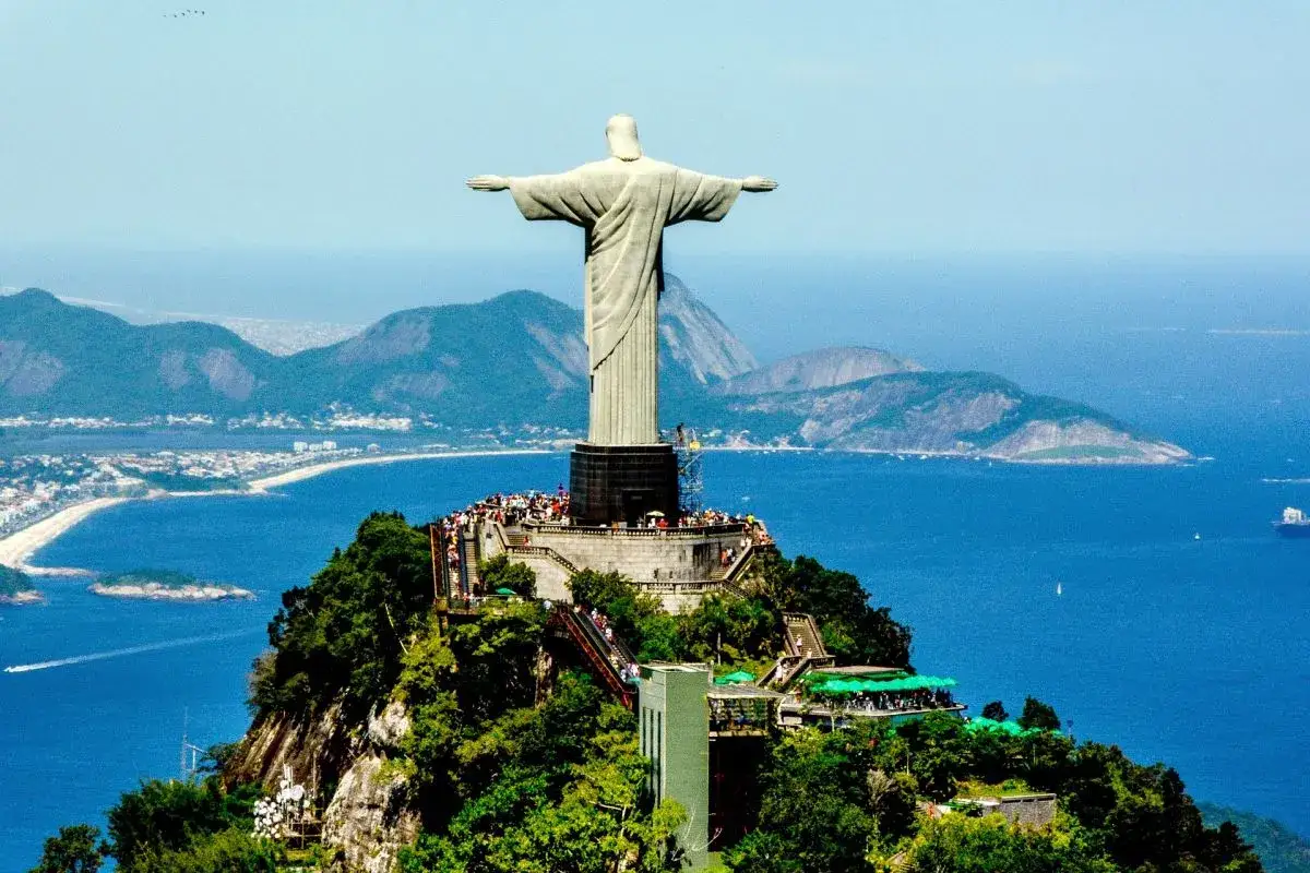 Pomnik Chrystusa Odkupiciela w Rio de Janeiro, symbol tego, co można przywieźć z Brazylii: wspomnienia, kawę i radość życia.