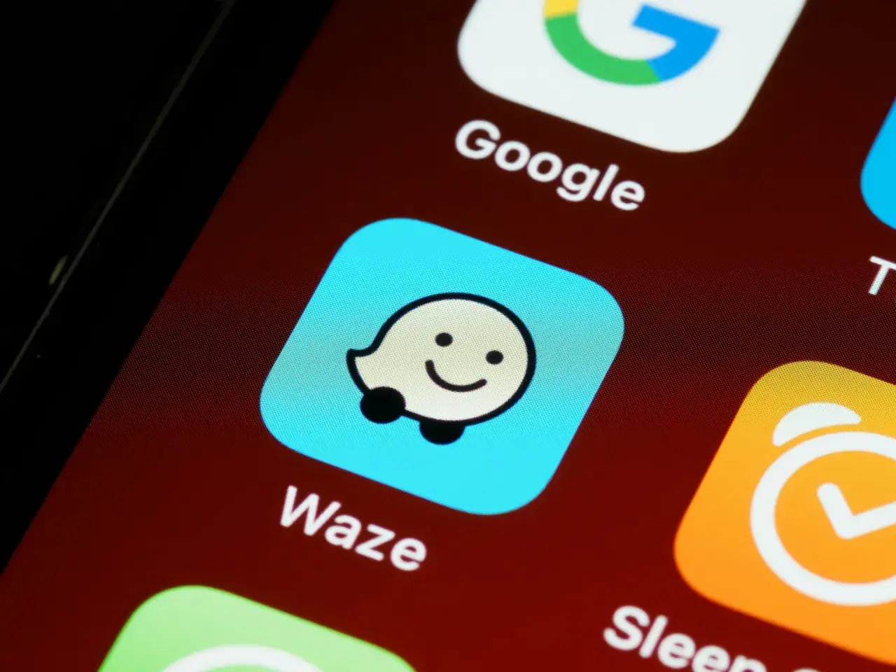 Icône Waze sur un écran de smartphone, prête pour une utilisation avec Android Auto.