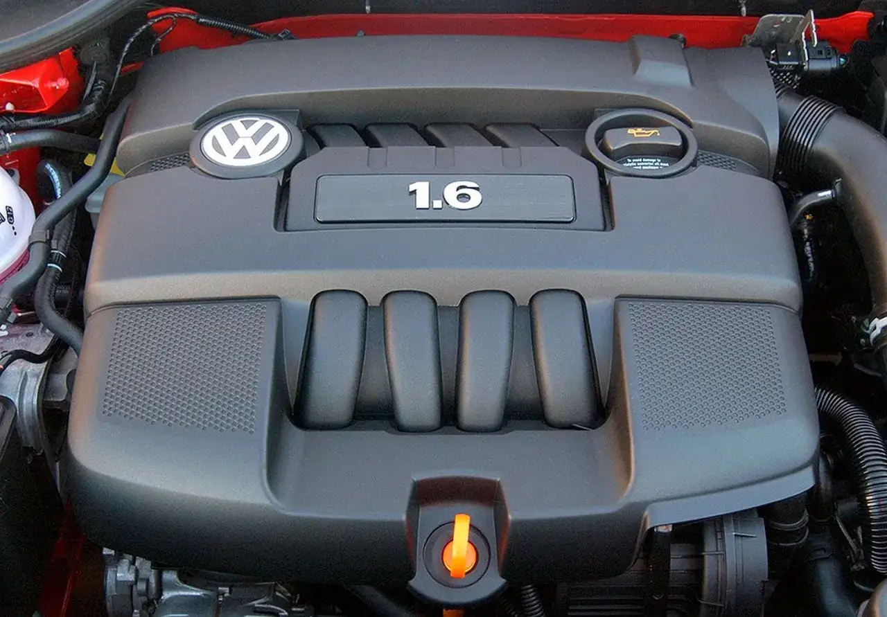 Silnik 1.6 MPI z Golfa 5. Widoczna pokrywa silnika z logo VW i oznaczeniem pojemności.