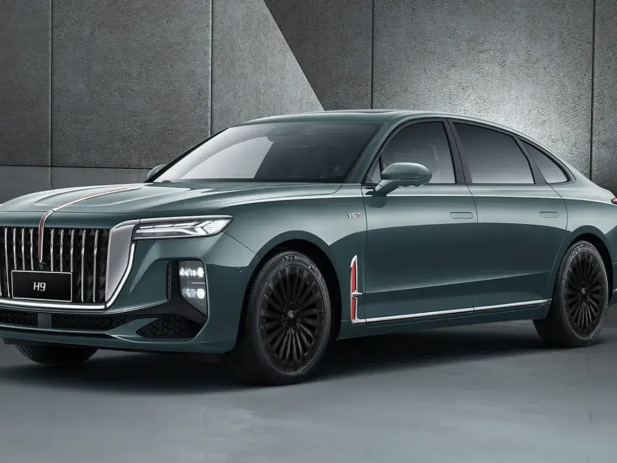 Elegancki, ciemnozielony Hongqi H9 z chromowanymi detalami i czarnymi felgami. Sprawdź, jaka jest hongqi h9 cena.