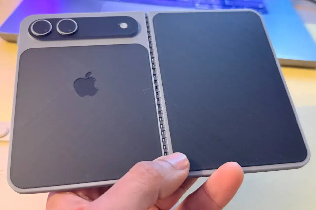Prototype d'un iPhone 18 Fold, un smartphone pliable avec deux écrans et un logo Apple.
