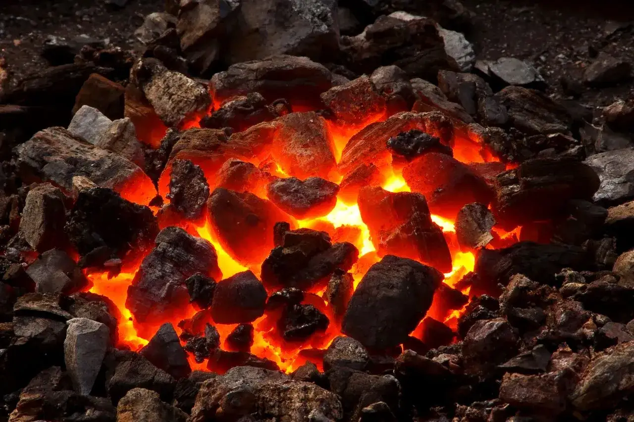 Żarzące się węgle drzewne, które pokazują, jak długo pali się brykiet drzewny.