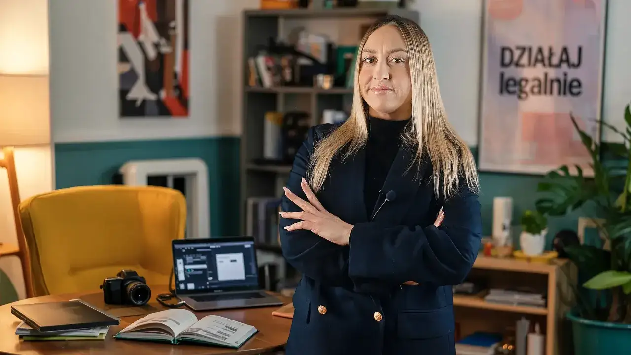 Kobieta w marynarce zastanawia się, czy kurs online o pewności siebie od influencerki jest wart swojej ceny.