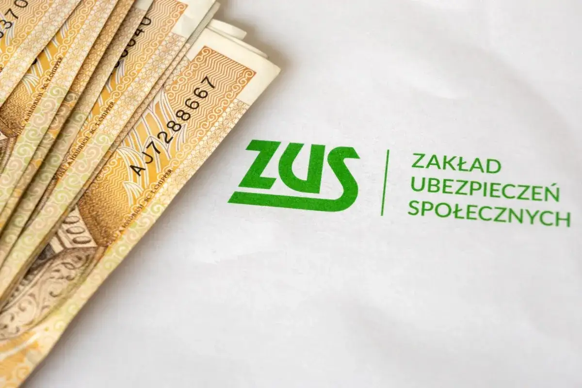 Pieniądze i logo ZUS. Symbolizują świadczenie rehabilitacyjne, które pomaga wrócić do zdrowia i pracy.