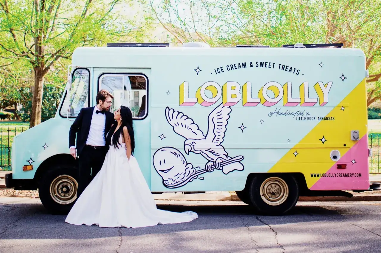 Para młoda pozuje przed lodziarnią Loblolly.