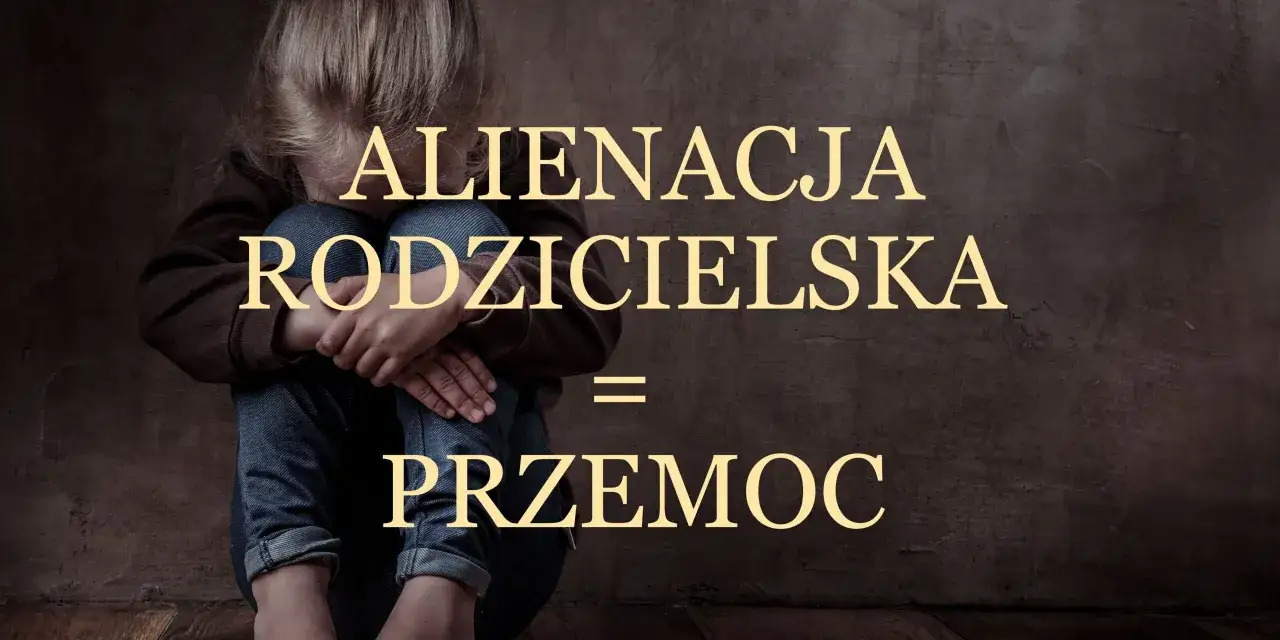 Smutne dziecko skulone na tle ściany. Napis: "Alienacja rodzicielska = przemoc".
