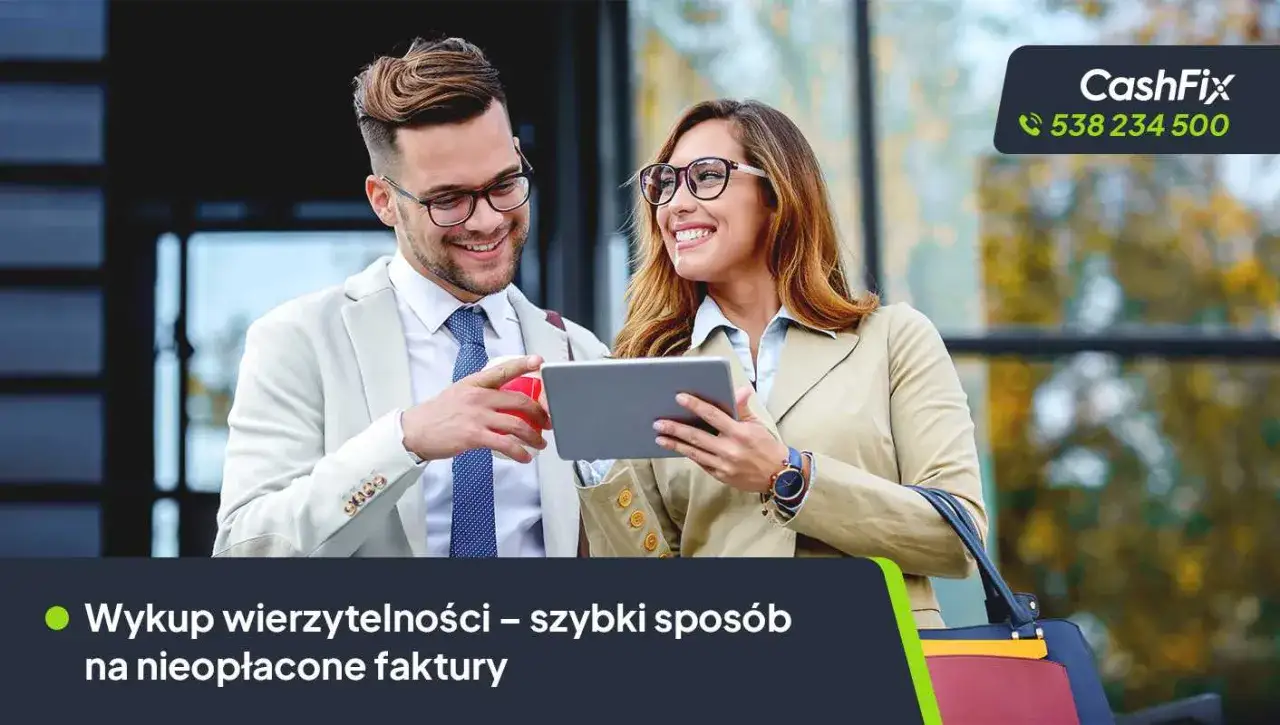 Uśmiechnięci biznesmeni omawiający tablet. Szybki skup długów dla firm, by odzyskać płynność finansową.