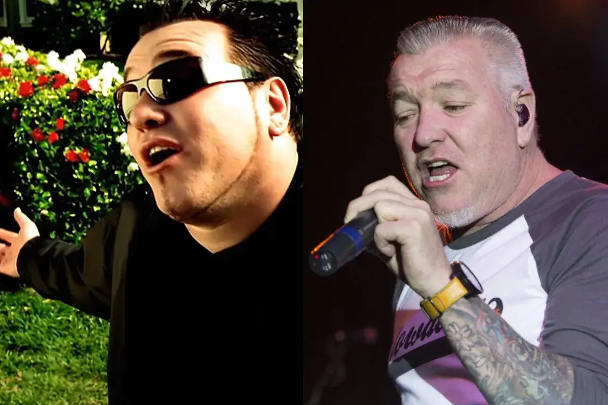 Steven Harwell w okularach przeciwsłonecznych śpiewa na tle ogrodu, obok Steven Harwell z tatuażami trzyma mikrofon na scenie.