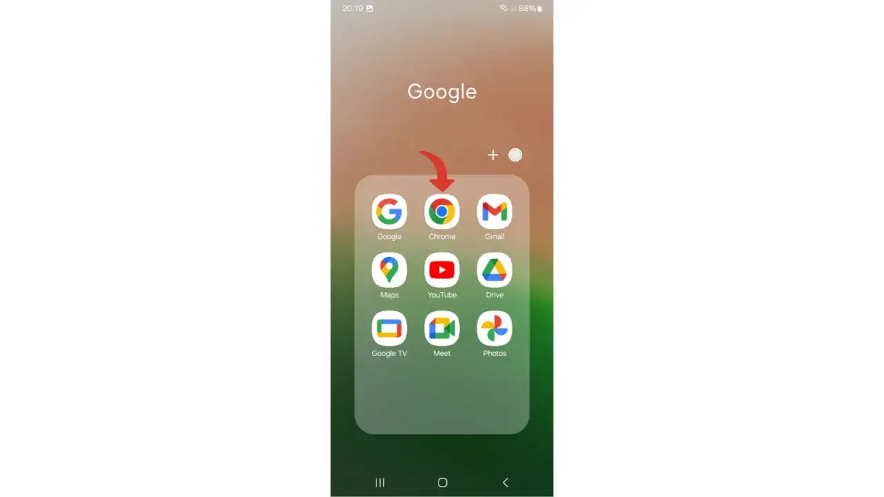 Une flèche rouge pointe vers l'icône Chrome dans un dossier d'applications Google sur un téléphone Android. Ce raccourci Chrome Android est pratique.