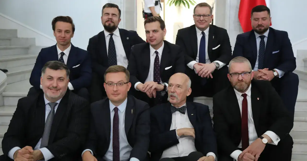 Grupa mężczyzn w garniturach, być może symbolizująca ruch narodowy a wolnościowcy starcie frakcji wewnątrz Konfederacji.