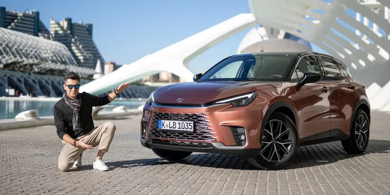Mężczyzna prezentuje nowy Lexus LBX. Zobaczcie jego opinie i wrażenia z jazdy tym stylowym SUV-em.