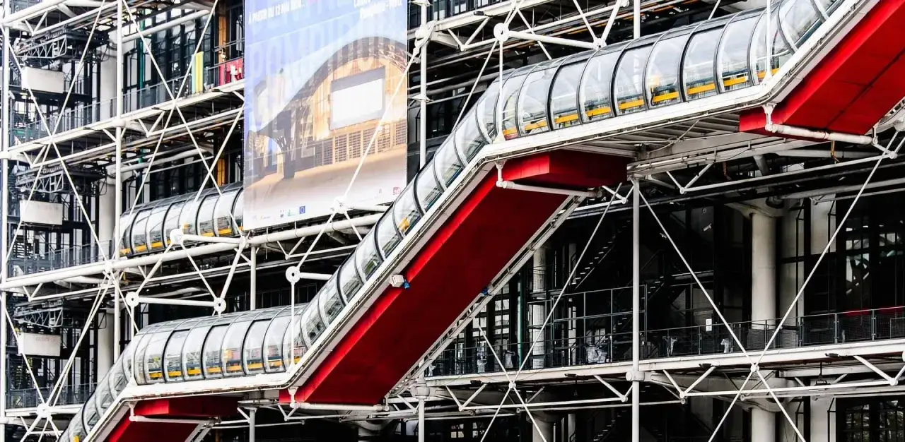 Szklane ruchome schody Centrum Pompidou w Paryżu, symbol nowoczesnej architektury, z której słynie Francja.