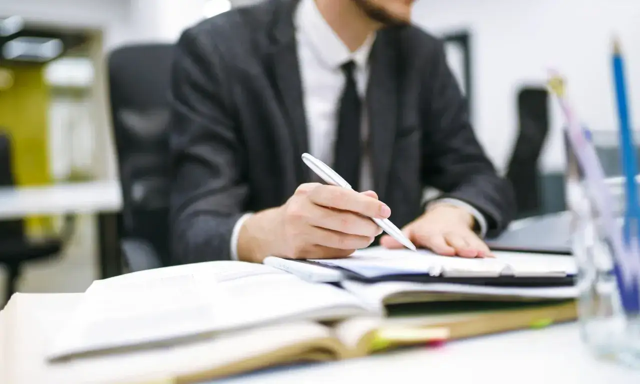 Biznesmen analizuje dokumenty związane z prokura niestandaryzowany sekurytyzacyjny fundusz inwestycyjny zamknięty.