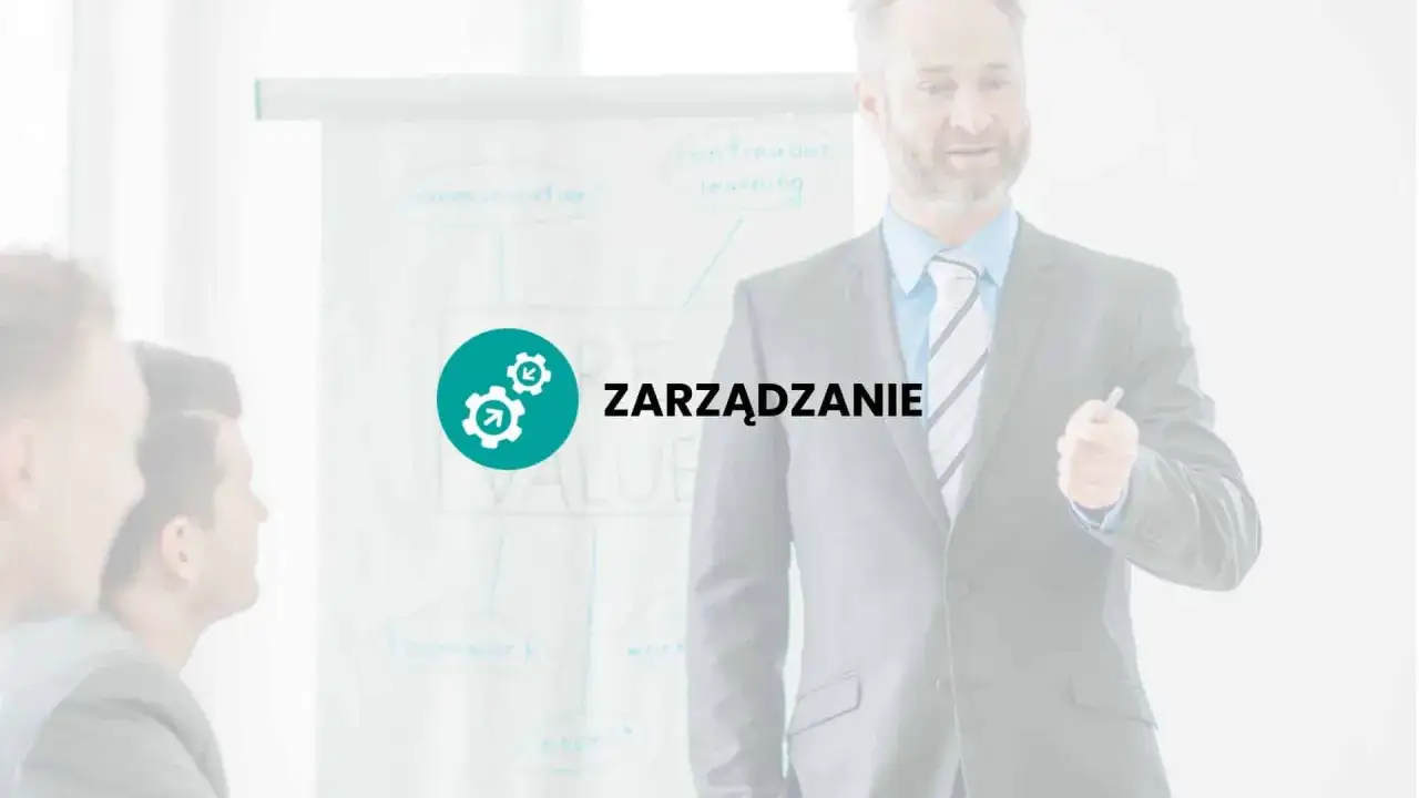 Szkolenie z zarządzania i etyki w biznesie. Mężczyzna w garniturze prezentuje schemat na tablicy.