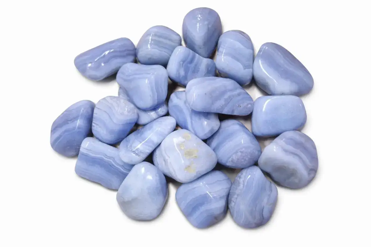 Ein Haufen glatt polierter blauer Chalcedon-Trommelsteine, die für ihre beruhigende trommelstein wirkung bekannt sind.
