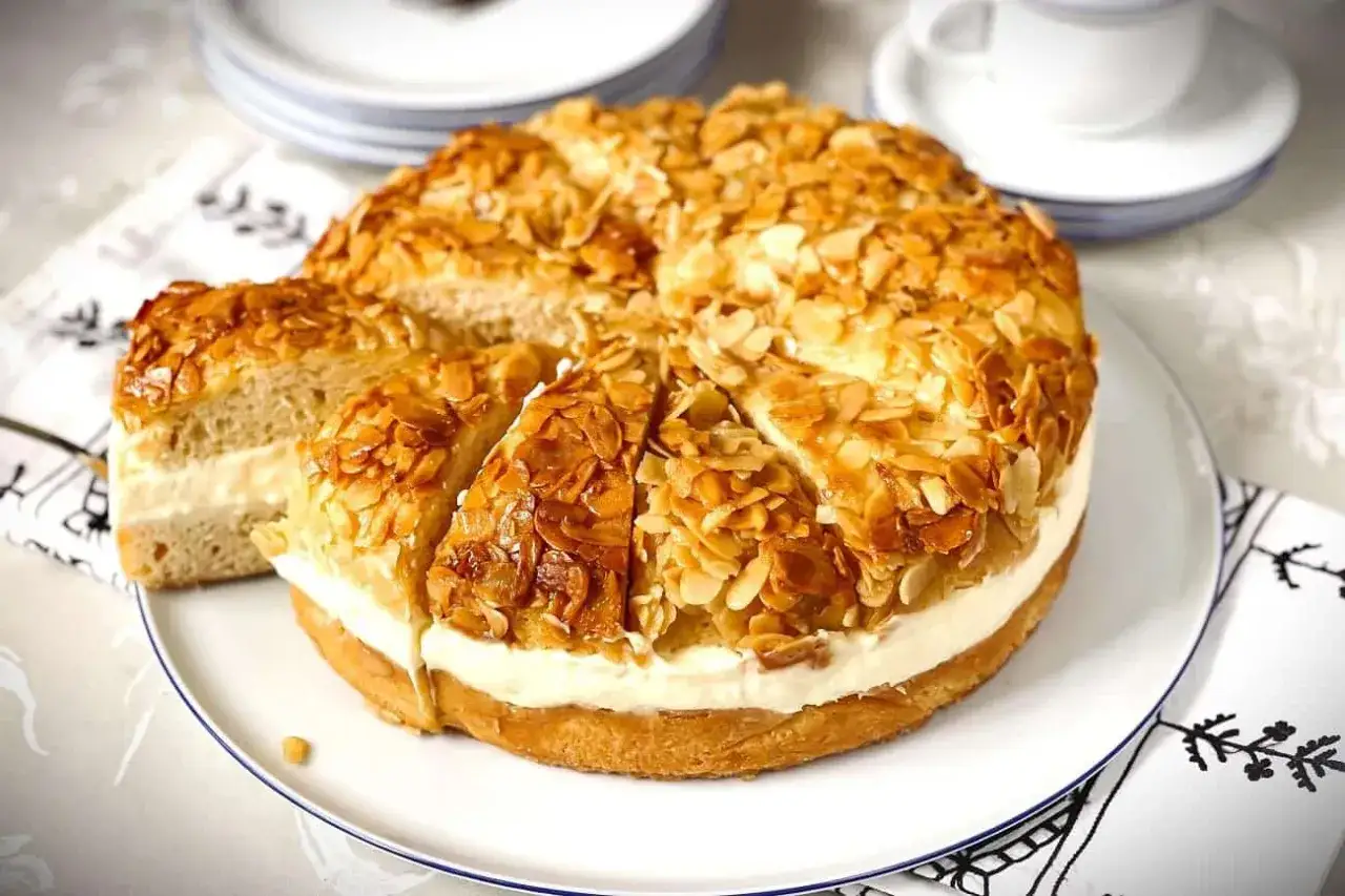 Ein köstlicher Bienenstich Kuchen mit Mandeldecke und cremiger Füllung. Dieses Bienenstich Rezept ist ein Klassiker.