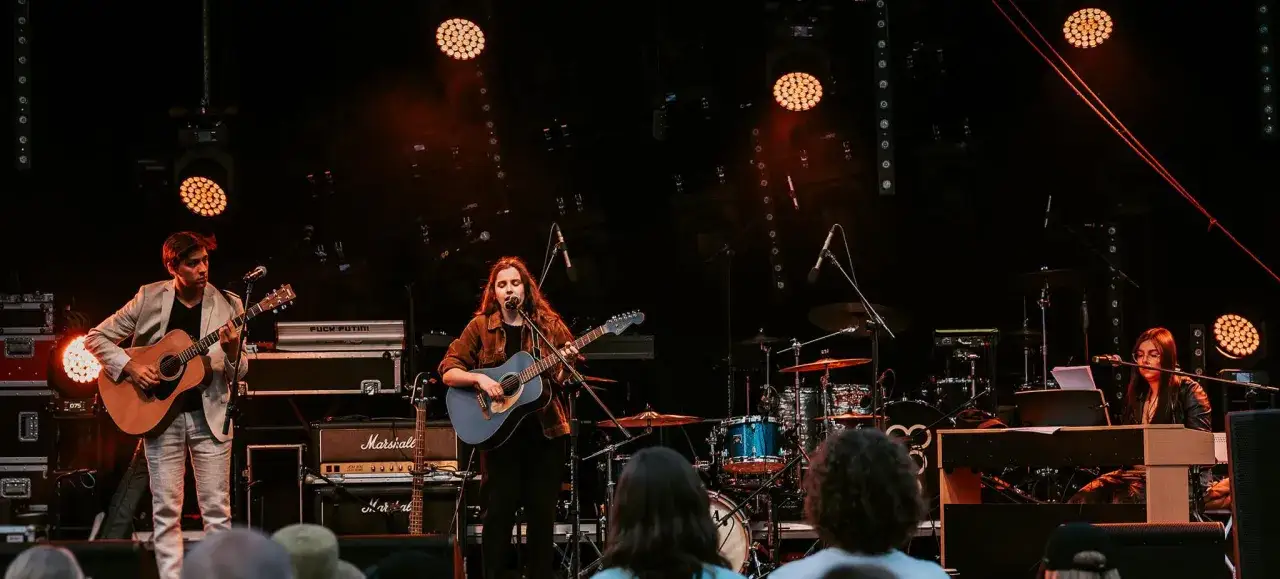 Zespół gra na scenie, wokalistka z gitarą, gitarzysta, klawiszowiec. To ich ostatnia nadzieja, tekst piosenki brzmi w powietrzu.