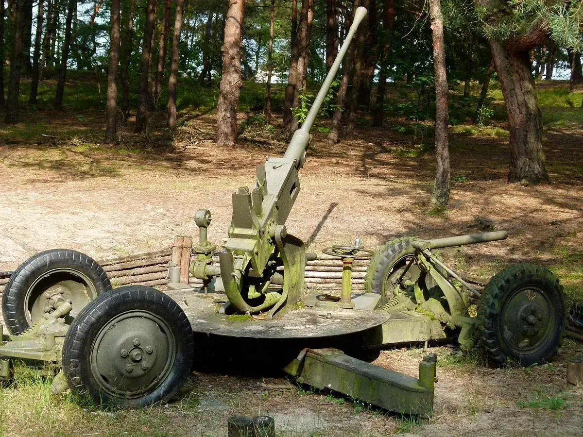 Skansen Mniszew: Poznaj historię i atrakcje wojskowe w Mniszewie