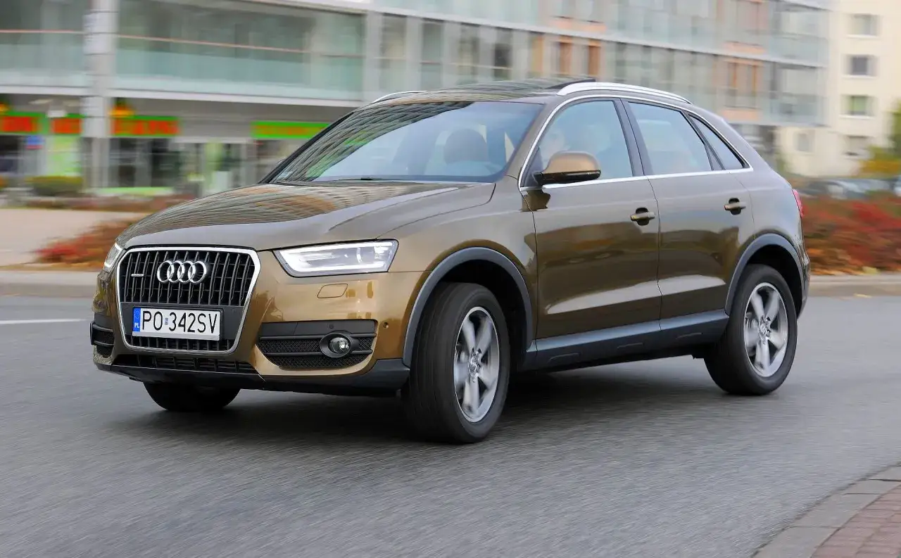 Brązowy Audi Q3 w ruchu miejskim. Kierowca zadowolony, potwierdzają to pozytywne audi q3 opinie.