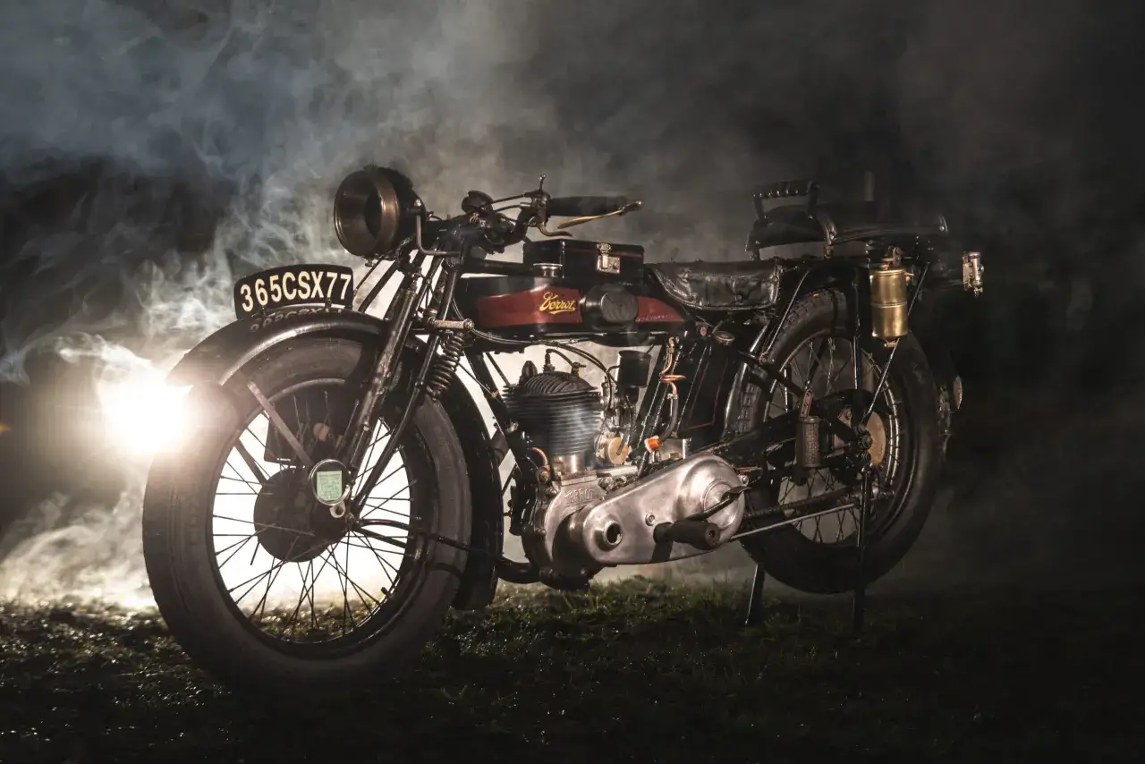 Stary motocykl, otoczony mgłą, z tablicą rejestracyjną 365CSX77. To kawałek historii motocykla, który opowiada o minionych czasach.