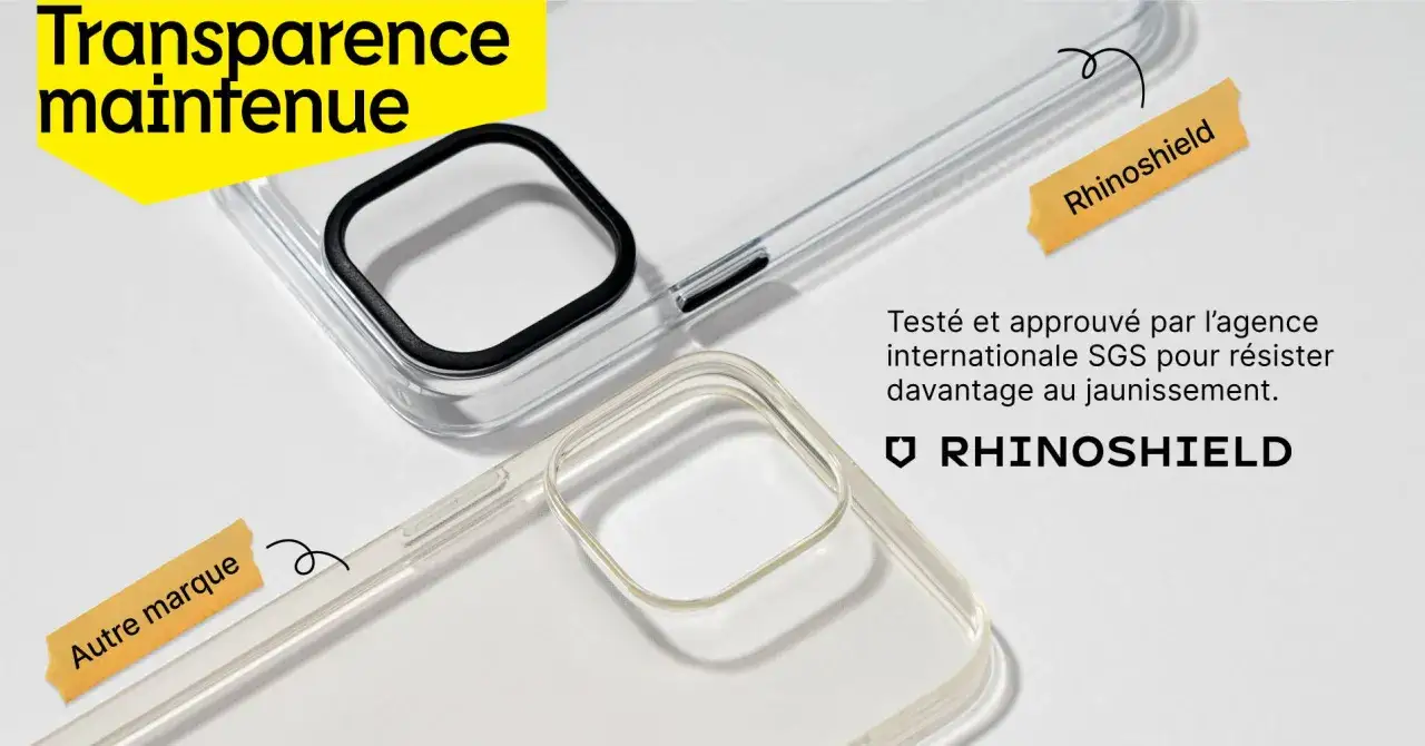 Deux coques transparentes, l'une de marque Rhinoshield, l'autre d'une autre marque, comparées pour leur résistance au jaunissement.