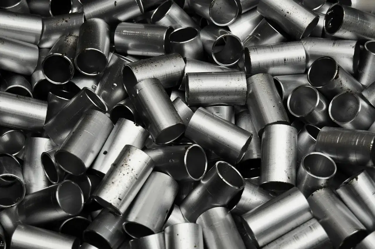 Stal nierdzewna, czyli inox, to materiał, z którego wykonano te metalowe rury.