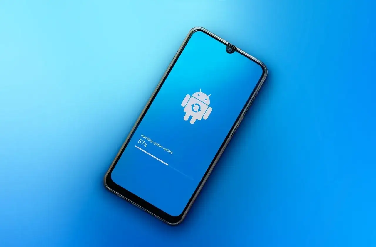 Un téléphone Android affiche l'installation d'une mise à jour système à 57%.