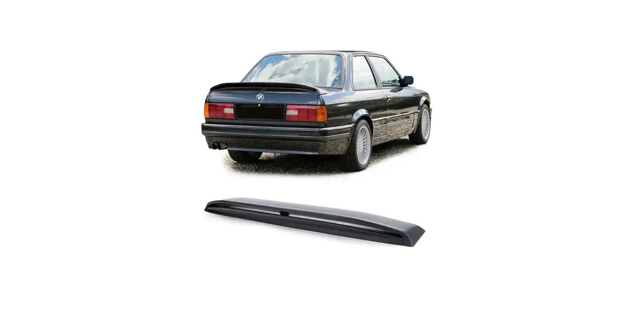 Czarne BMW E30 z zamontowanym spoilerem na klapie bagażnika i osobno pokazana lotka.