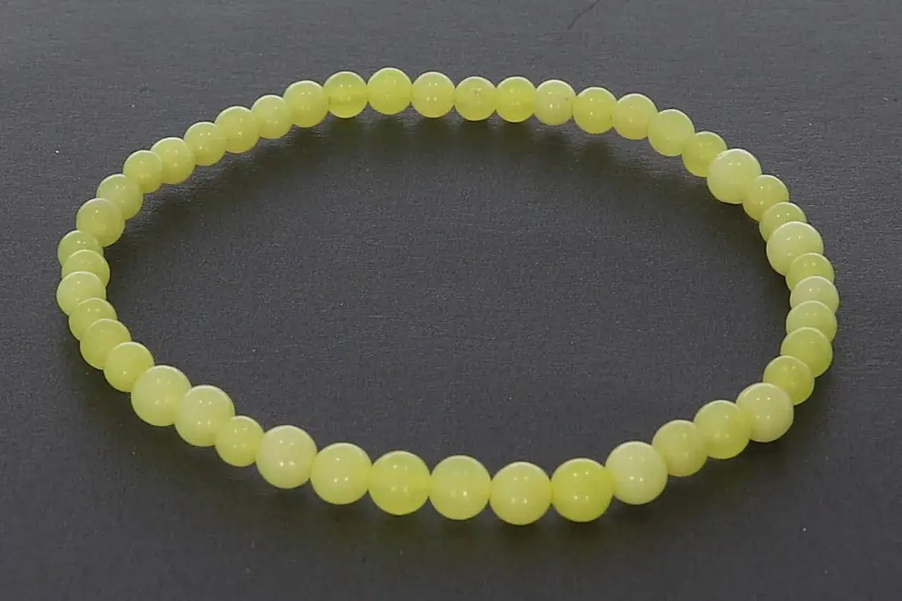 Armband aus gelben Jadeperlen. Die gelbe Jade soll positive Energie und Wohlstand anziehen, eine sanfte Wirkung für Körper und Geist.
